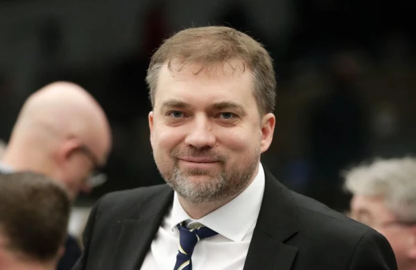 Keçmiş nazir axtarışa verildi