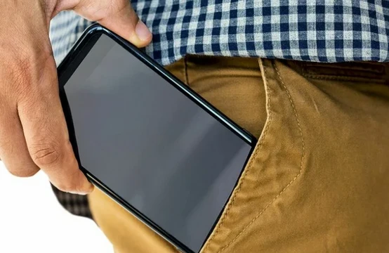 "Telefonu şalvarın cibinə qoymayın" - Uroloqdan kişilərə XƏBƏRDARLIQ