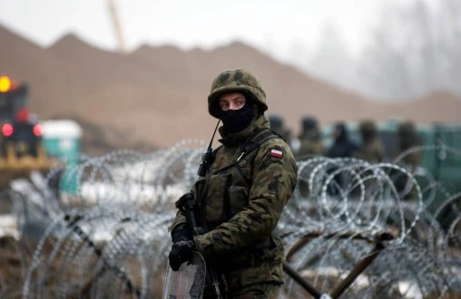 Polşa ordusunu Belarus sərhədinə çəkir