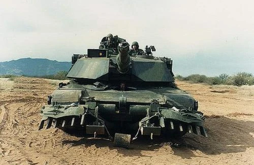 Polşa tanklardan sədd çəkir