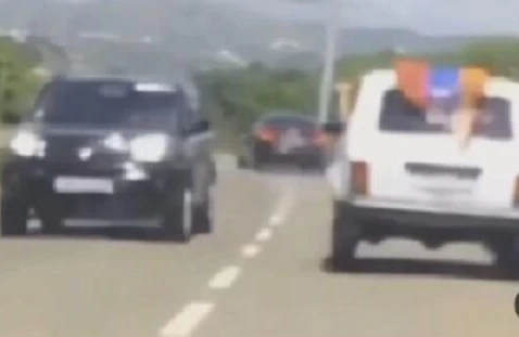 Sumqayıtda QƏZA: Maşın səkiyə çırpılıb aşdı, yaralılar var - VİDEO