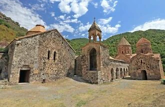 Kəlbəcər Xudavəng monastırında Azərbaycan bayrağı erməniləri "dəli edib"...