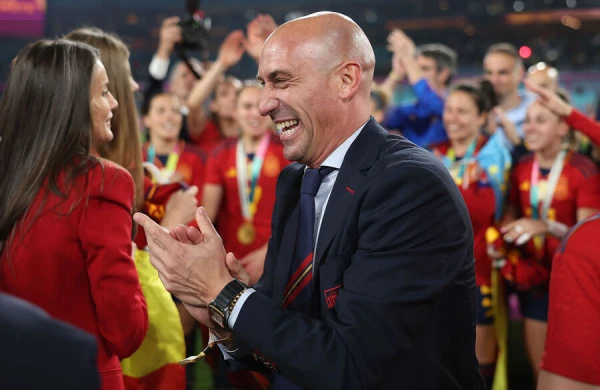 RFEF prezidenti futbolçunun qalmaqallı öpüşü ilə bağlı açıqlama verib
