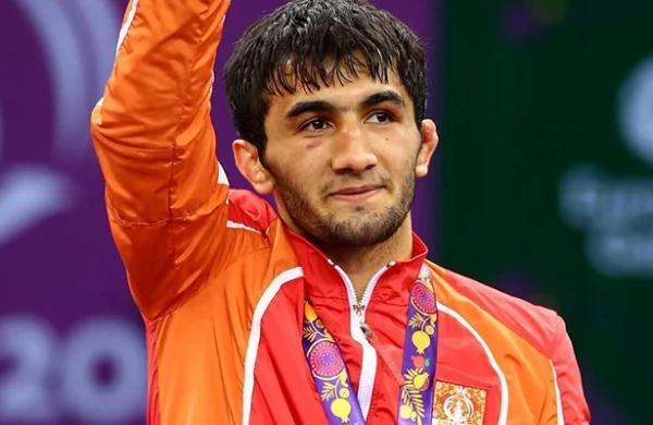 Bakıda Olimpiya çempionu sevgilisinin ərini bıçaqladı - Məhkəmə işi