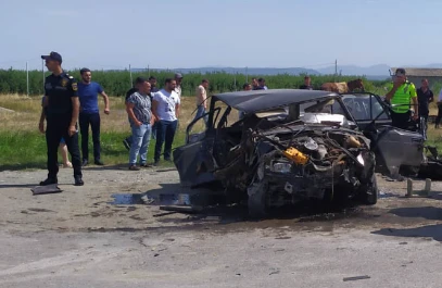 Ata-oğul maşınla bir-birini vurdu - Ölən var - YENİLƏNİB - FOTO