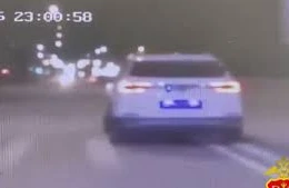 Polis qaçan sürücünün maşının güllələdi - VİDEO