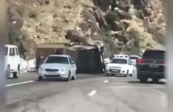 “KAMAZ” dayanacağa çırpılaraq aşıb
