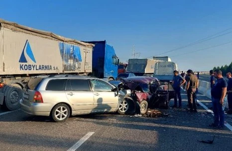 Bakıya məktəbli forması almağa gələn ailə qəzaya düşdü - Ata və uşağı öldü