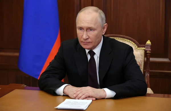 Putin məktəblinin geyimini bəyənib
