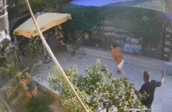 Bazarda dəhşətli anlar:Arvadının insanların gözü qarşında bıçaqladı - ANBAAN VİDEO