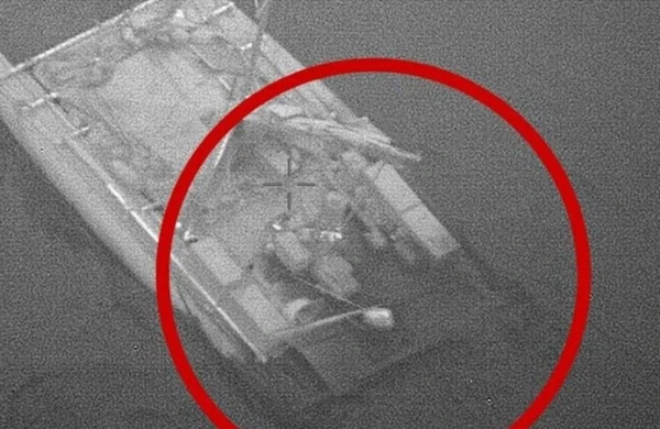Köpək balıqları Sakit okeanda rus katamaranını batırır
