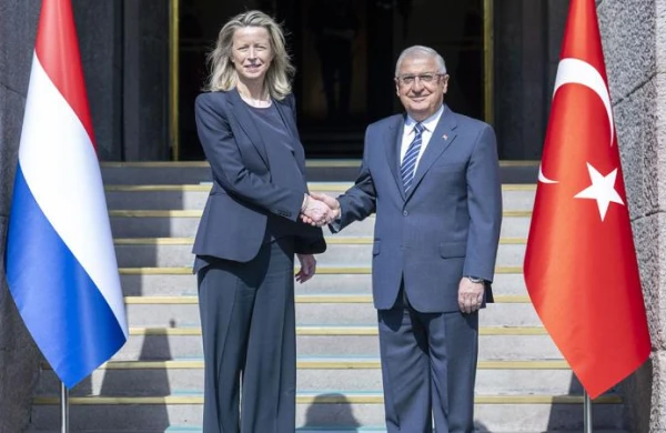 Türkiyənin Müdafiə naziri  ​​hollandiyalı həmkarı ilə görüşüb