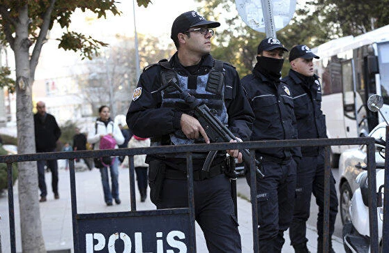 Türk polisi bayrağımızı öpərək alnına qoydu - VİDEO