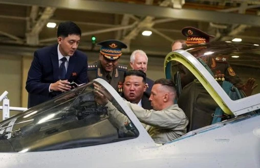 Kim Çen Ina Rusiyanın təyyarə zavodları göstərilib