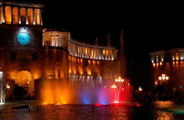 İrəvan küçələrində "Qarabağ Azərbaycandır" yazısı - FOTO