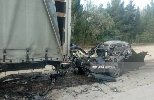 Hacıqabulda minik avtomobili TIR-la toqquşub, iki nəfər ölüb - FOTO