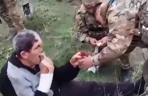 Hərbçilərimiz erməni sakinə yardım etdi - VİDEO