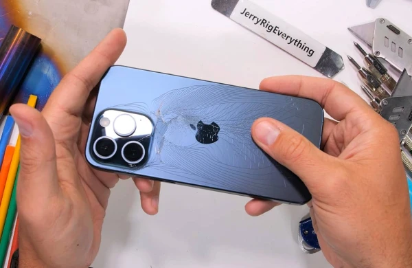 Yeni iPhone blogger Zak Nelsonun davamlılıq testindən keçə bilməyib