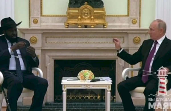 Prezident qulaqlığı taxa bilmədi, Putin kömək etdi - VİDEO