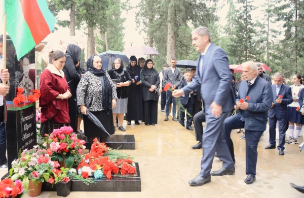 Elşən Nuruzadənin üçüncü ildönümü məzarı önündə qeyd olundu - FOTO