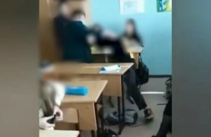 Sinif otağında iki şagirdin dəhşətli hərəkəti kameraya düşdü (18+VİDEO)