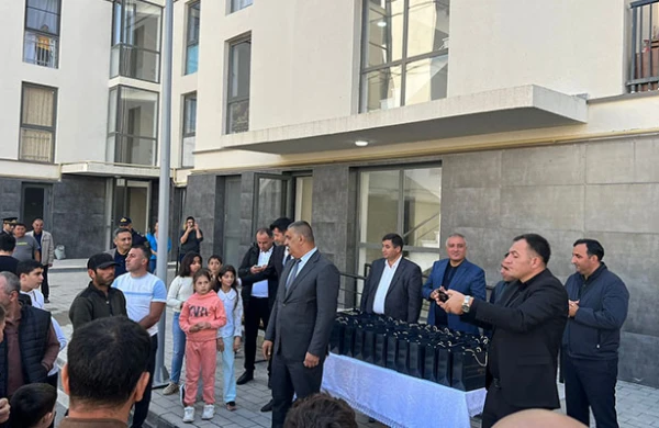 Yeni evlərinin açarları təqdim olundu