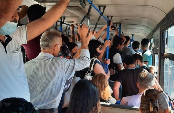 Avtobusda xanıma nömrə vermək istədi, cavabın ağır aldı - VİDEO