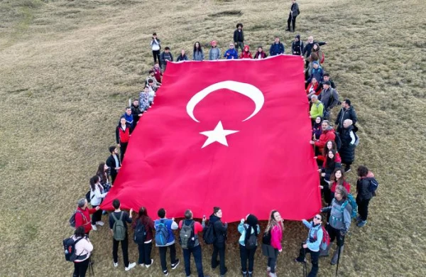 1830 metr hündürlükdə Türkiyə bayrağını açaraq  bayramı qeyd etdilər