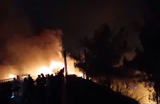 Yanan maşındakı alov meşəyə keçdi