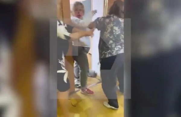 Valideynlə müəllimə sinifdə əlbəyaxa dava etdi   —   ŞOK VİDEO