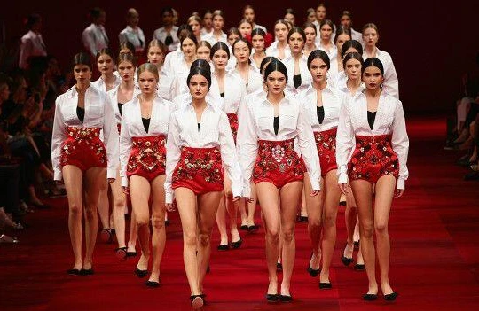 Məşhur model estetik əməliyyat zamanı öldü - FOTO