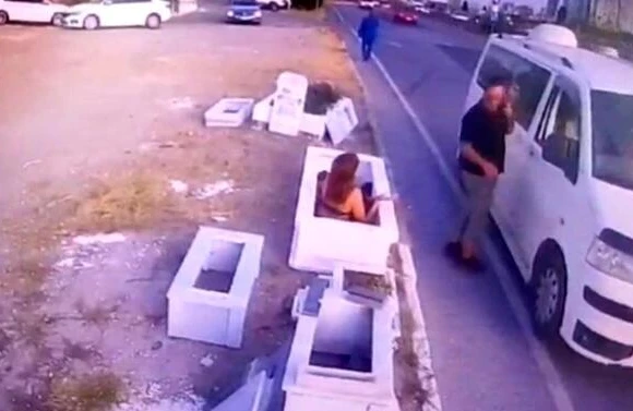 Qəbristanlıqda şok olay: Çılpaq qız... 
