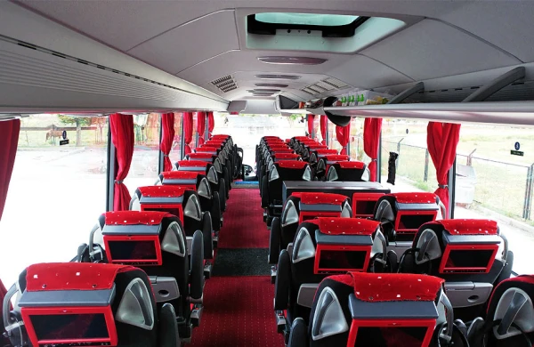 Avtobusda öpüşən cütlüyü VİDEOYA çəkdilər