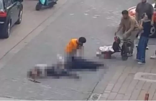 Küçənin ortasında dəhşətli anlar: Arvadını kişiylə tutan ər görün nə etdi +FOTOLAR