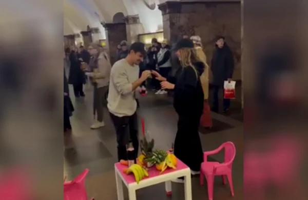 Metroda evlilik təklif etdi - həbs olundu