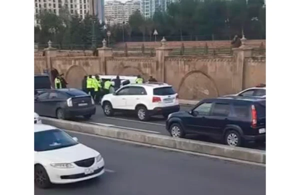 Heydər Əliyev prospektində avtomobil aşdı - VİDEO
