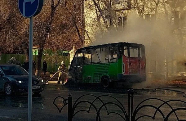 Sərnişinlərlə dolu olan mikroavtobus YANDI