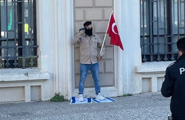 İsrail bayrağını ayaqlayan şəxs tutuldu