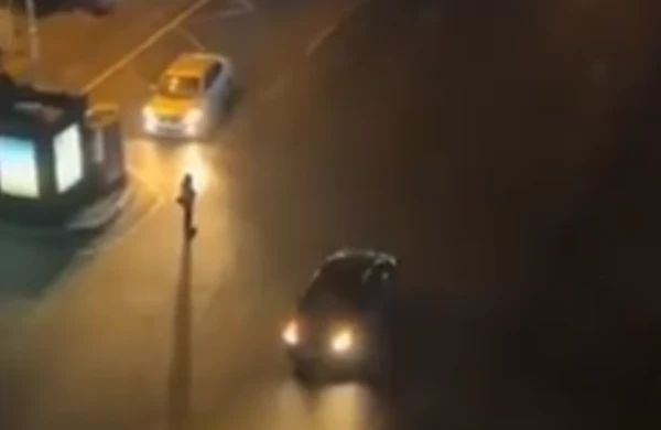 Yolun ortasında sərnişin mindirən “Prius”... - VİDEO