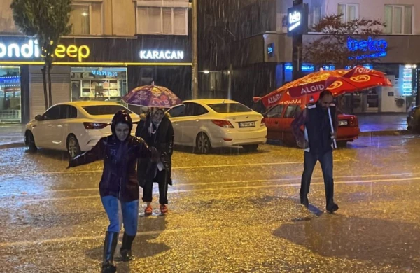 Antalyada güclü yağış: Evləri və iş yerlərini su basdı