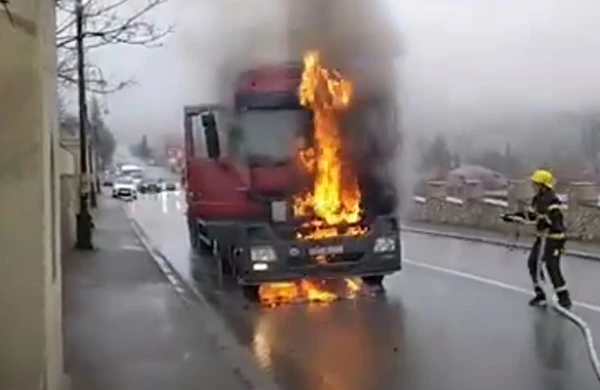 Bakı-Şamaxı yolunda yük maşını yandı - Video