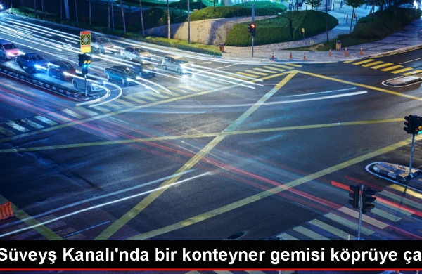 Konteyner gəmisi Süveyş kanalında körpüyə çırpılıb