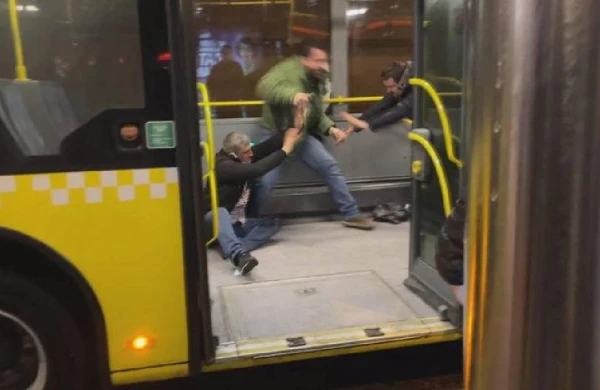 Avtobusdakı dəhşətli hadisə kameraya düşdü (18+ video)