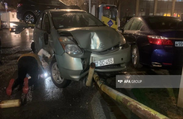 Bakıda dörd maşın qəzaya uğrayıb, qaz borusu zədələnib - FOTO