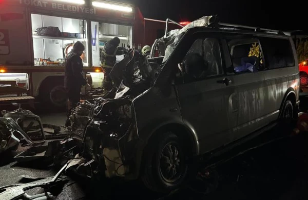 Mikroavtobus arxadan yük maşınına çırpılıb: 5 nəfər ölüb