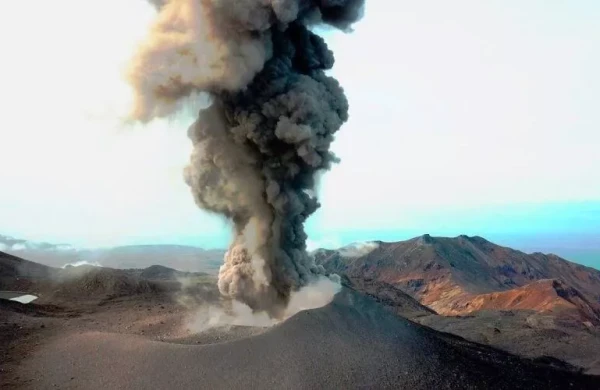 Kuril vulkanı Ebeko külünü 2,5 km hündürlüyə atıb
