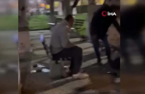 Bıçaqlanan kişi yuxu tutub küçədə yatdı  - ŞOK VİDEO