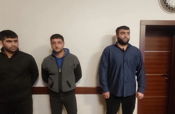 Polis bir qrup şəxsi həbs etdi