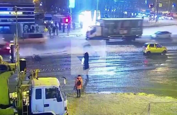 Piyada keçidində qadınları maşın vurdu  - ANBAAN VİDEO