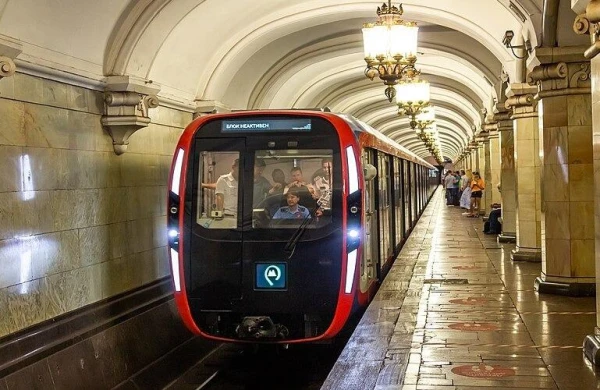 Moskva metrosunda həyəcanlı anlar - VİDEO